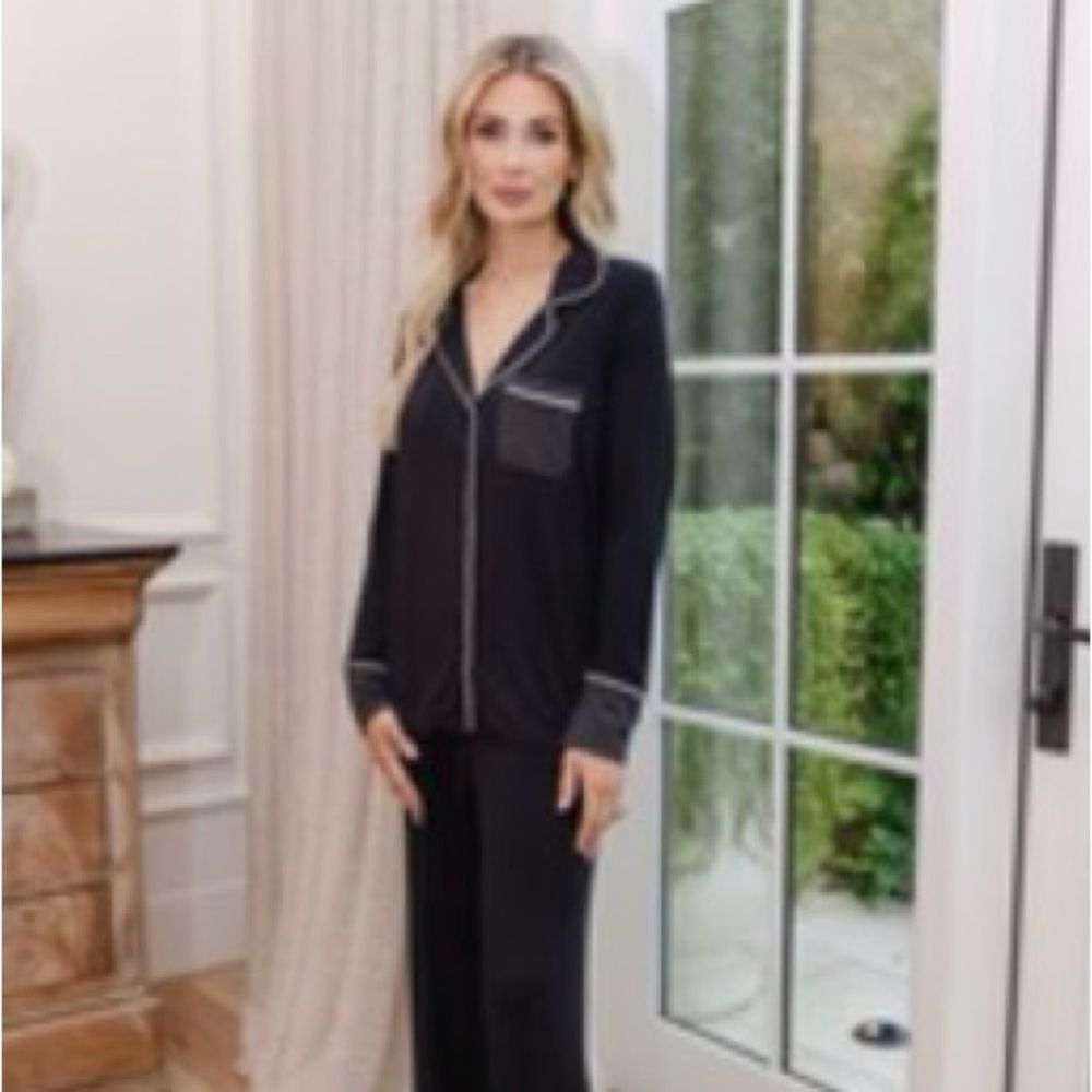 Elegant Black Women's Pajama Set Goosebumps